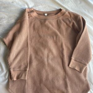 Uniqlo three quarter sleeved waffle knit neutral T-shirt